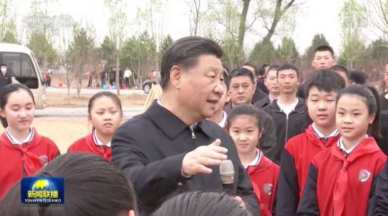 习近平在参加首都义务植树活动时强调：倡导人人爱绿植绿护绿的文明风尚 共同建设人与自然和谐共生的美丽家园 